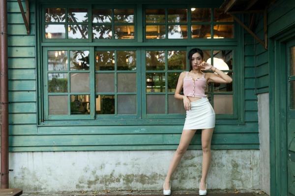 段璟乐 段乐乐  台湾正妹段璟乐：花博公园高清街拍写真，百变女神清纯与性感并存第9张图片