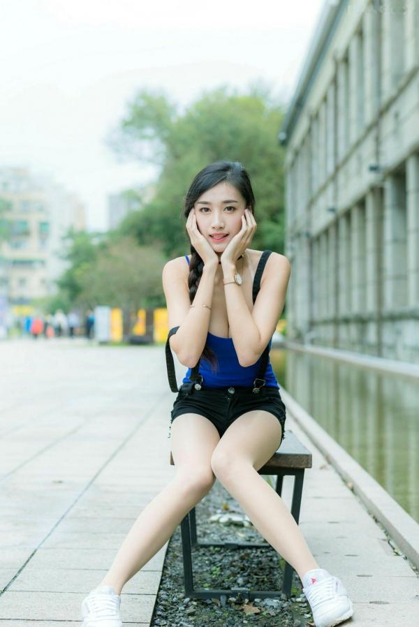 段璟乐 段乐乐  台湾正妹段璟乐：花博公园高清街拍写真，百变女神清纯与性感并存第19张图片