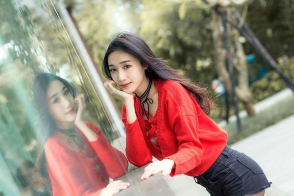 段璟乐 段乐乐  台湾正妹段璟乐：花博公园高清街拍写真，百变女神清纯与性感并存第30张图片