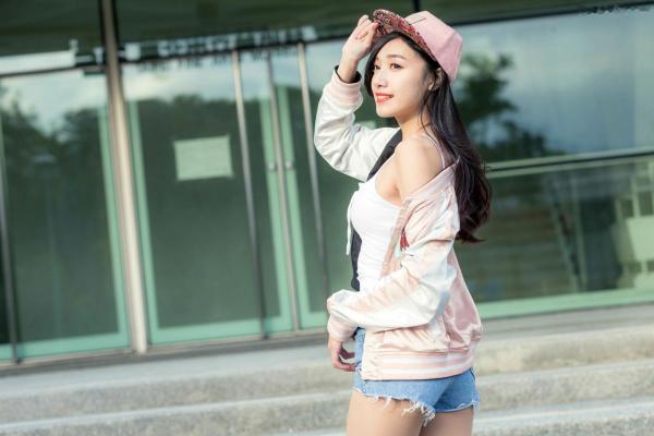 段璟乐 段乐乐  台湾正妹段璟乐：花博公园高清街拍写真，百变女神清纯与性感并存第40张图片