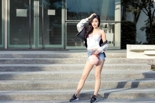 段璟乐 段乐乐  台湾正妹段璟乐：花博公园高清街拍写真，百变女神清纯与性感并存第41张图片