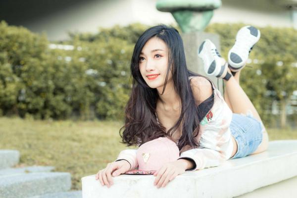 段璟乐 段乐乐  台湾正妹段璟乐：花博公园高清街拍写真，百变女神清纯与性感并存第42张图片