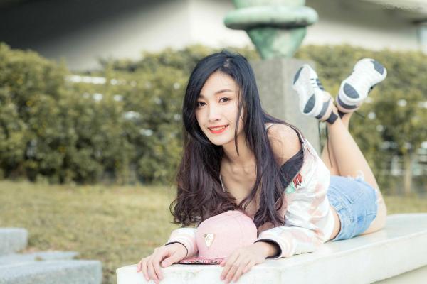 段璟乐 段乐乐  台湾正妹段璟乐：花博公园高清街拍写真，百变女神清纯与性感并存第43张图片