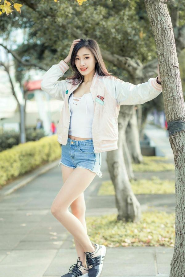 段璟乐 段乐乐  台湾正妹段璟乐：花博公园高清街拍写真，百变女神清纯与性感并存第44张图片