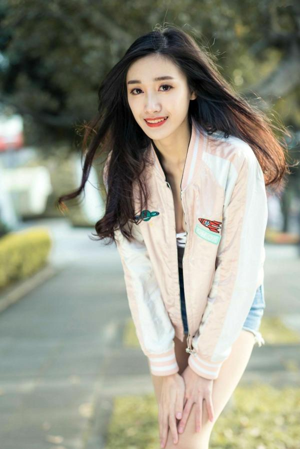 段璟乐 段乐乐  台湾正妹段璟乐：花博公园高清街拍写真，百变女神清纯与性感并存第45张图片