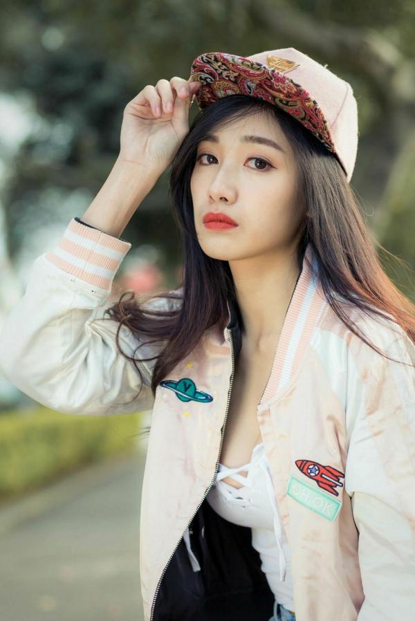 段璟乐 段乐乐  台湾正妹段璟乐：花博公园高清街拍写真，百变女神清纯与性感并存第46张图片