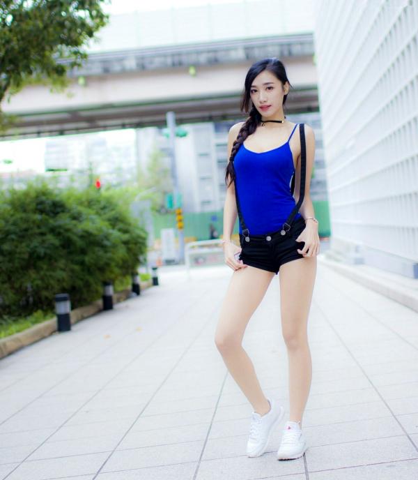 段璟乐 段乐乐  台湾正妹段璟乐松烟时装外拍：修身红裙性感街拍与百变私服写真集[32P]第7张图片