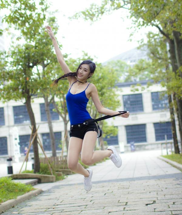 段璟乐 段乐乐  台湾正妹段璟乐松烟时装外拍：修身红裙性感街拍与百变私服写真集[32P]第8张图片