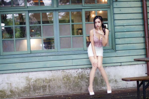 段璟乐 段乐乐  台湾正妹段璟乐松烟时装外拍：修身红裙性感街拍与百变私服写真集[32P]第13张图片