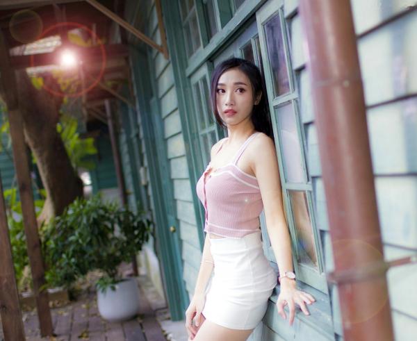 段璟乐 段乐乐  台湾正妹段璟乐松烟时装外拍：修身红裙性感街拍与百变私服写真集[32P]第16张图片