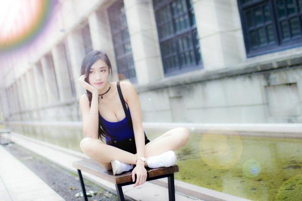 段璟乐 段乐乐  台湾正妹段璟乐松烟时装外拍：修身红裙性感街拍与百变私服写真集[32P]第23张图片