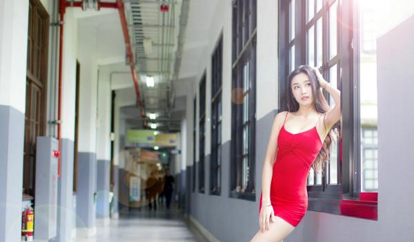 段璟乐 段乐乐  台湾正妹段璟乐松烟时装外拍：修身红裙性感街拍与百变私服写真集[32P]第24张图片