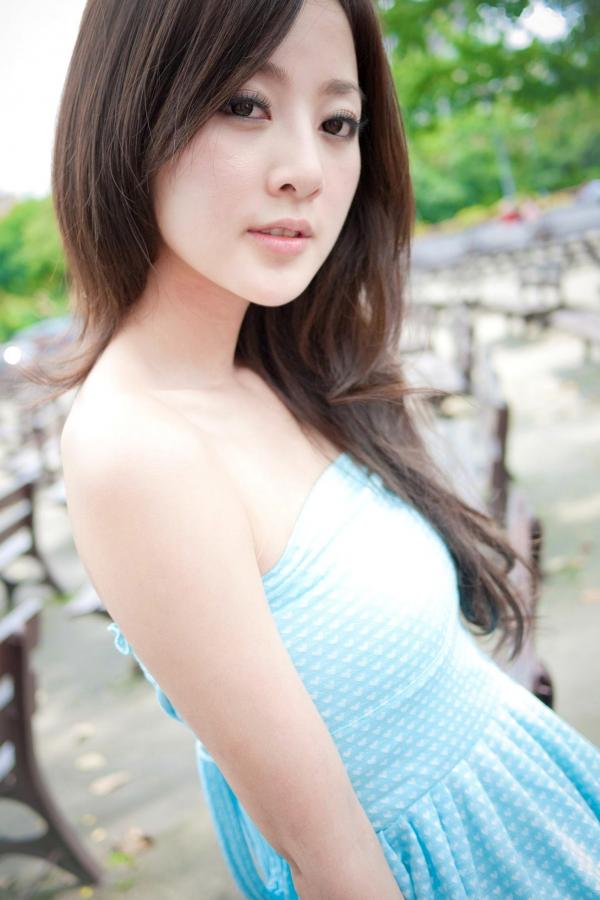 张允霏 张凯洁  台湾正妹张允霏果子MM：228公园户外街拍写真，清新运动风造型，展现青春校园活力感第20张图片