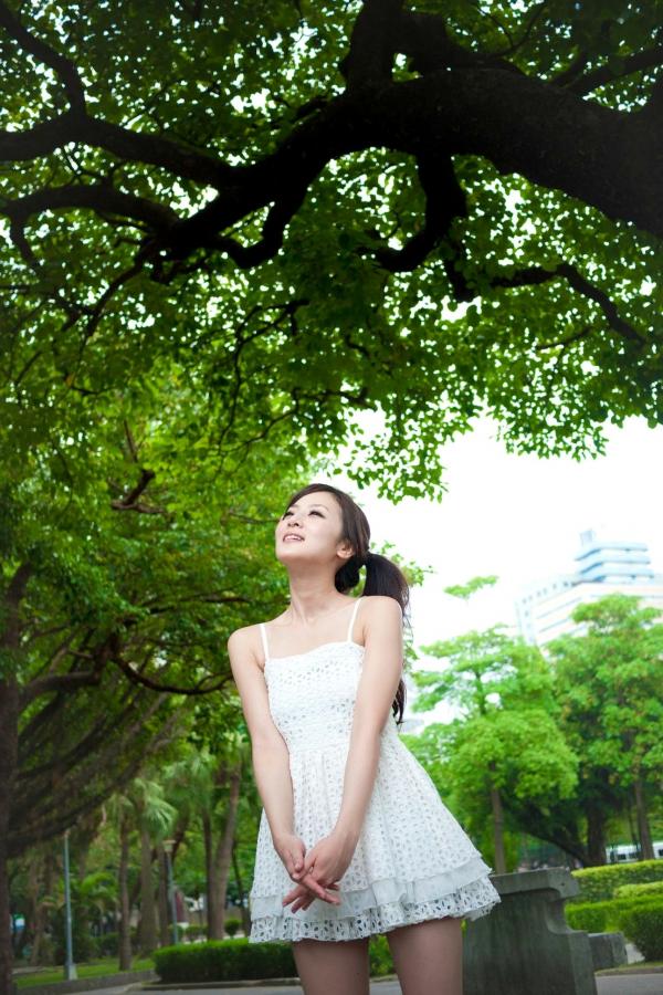 张允霏 张凯洁  台湾正妹张允霏果子MM：228公园户外街拍写真，清新运动风造型，展现青春校园活力感第26张图片