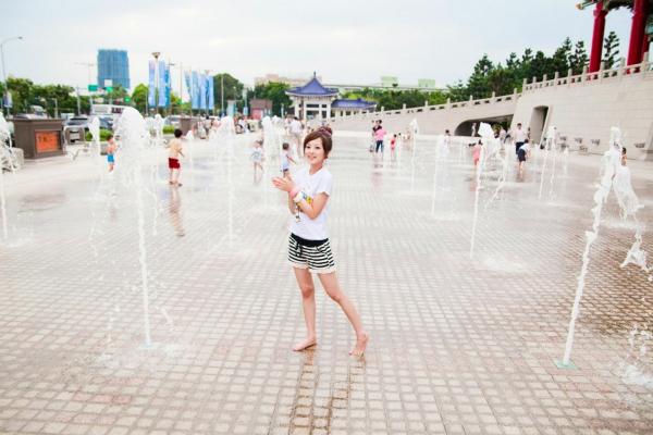 张允霏 张凯洁  台湾正妹张凯洁（果子MM）户外街拍写真，西门町与植物园清新元气私房视觉第98张图片