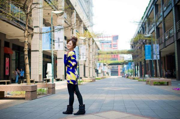 张允霏 张凯洁  台湾正妹张允霏《城市漫游》户外甜美写真，清新少女优雅漫步都市街头第30张图片