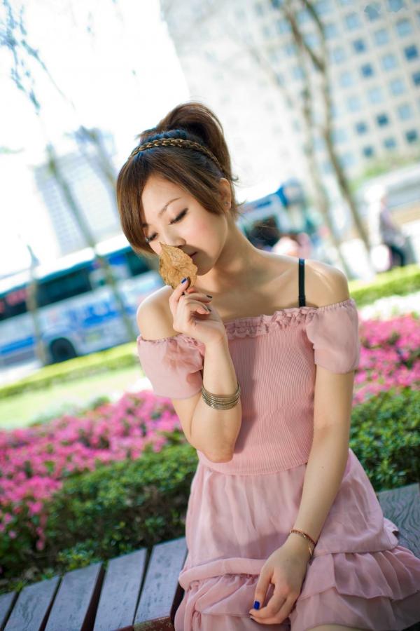 张允霏 张凯洁  台湾正妹张允霏《城市漫游》户外甜美写真，清新少女优雅漫步都市街头第51张图片