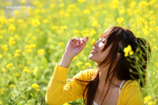 张允霏 张凯洁  张凯洁/果子MM户外清新随拍：红砖墙花海中的甜美邻家女孩09年经典写真第8张图片