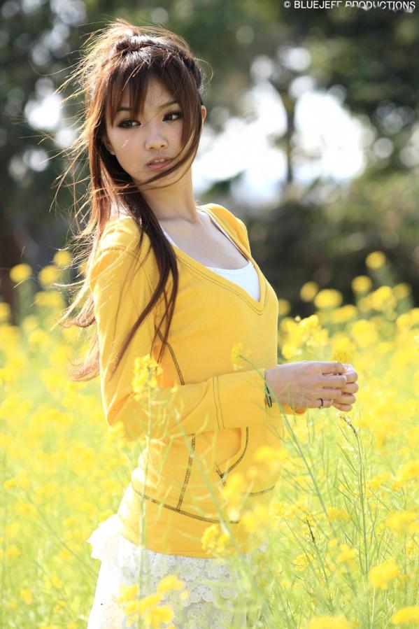 张允霏 张凯洁  张凯洁/果子MM户外清新随拍：红砖墙花海中的甜美邻家女孩09年经典写真第9张图片