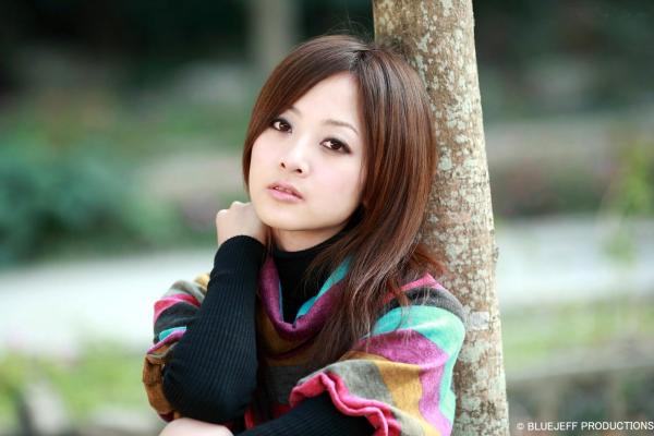 张允霏 张凯洁  张凯洁/果子MM户外清新随拍：红砖墙花海中的甜美邻家女孩09年经典写真第16张图片