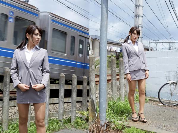 金子智美   金子智美 - 働く女：办公室OL职场制服诱惑，极致性感金色比基尼私房写真第2张图片