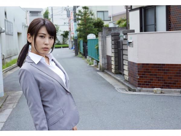 金子智美   金子智美 - 働く女：办公室OL职场制服诱惑，极致性感金色比基尼私房写真第4张图片