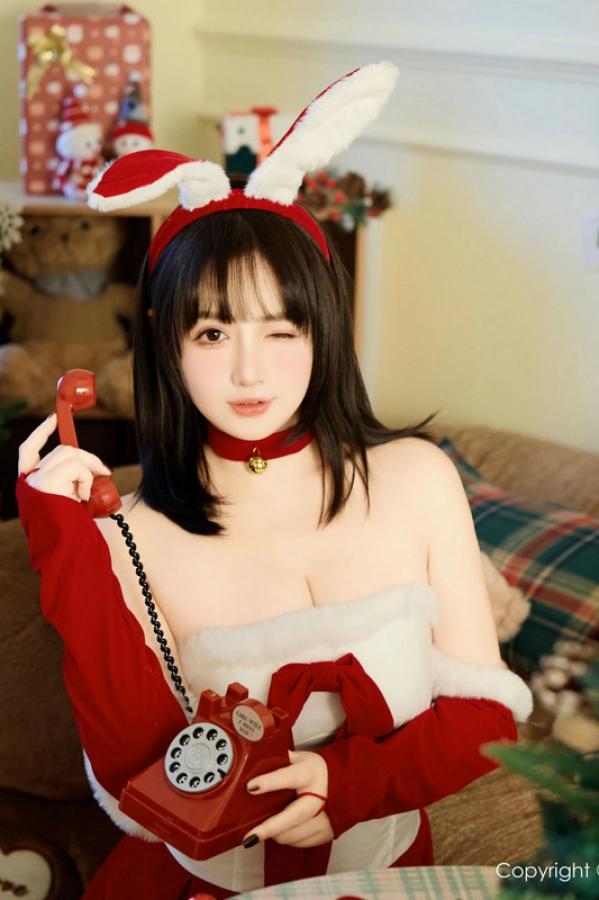 徐嘉乐 徐cake [XiuRen]高清写真图 2024.12.25 No.9656 养乐多Doll 美臀性感第4张图片