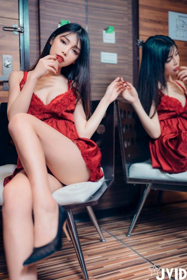 林羿祯 琳妲  JVID-Linda琳达-青春的最后一本写真：室内私房大尺度拍摄，红色性感内衣诱惑第9张图片