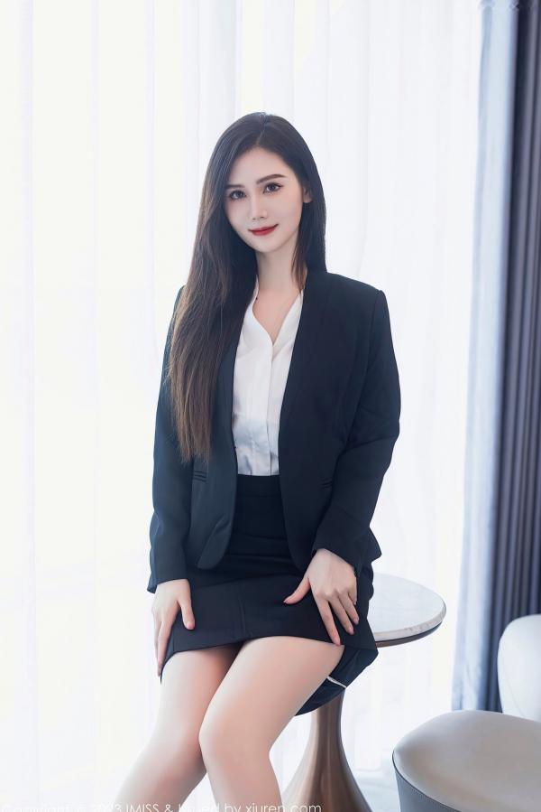 SISY思   IMiss爱蜜社739期：SISY思，职场OL知性魅力与纯白内衣私房写真，演绎优雅制服诱惑第2张图片