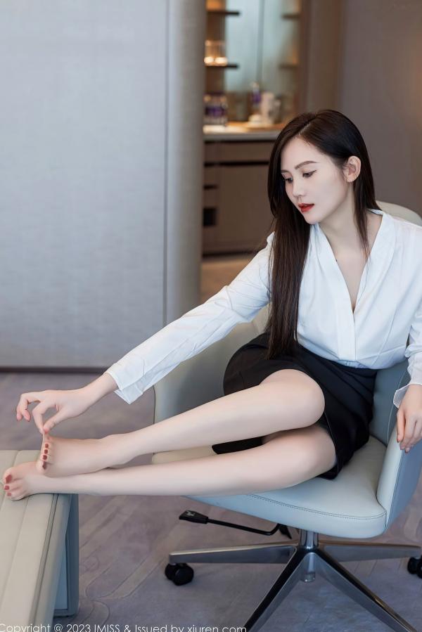 SISY思   IMiss爱蜜社739期：SISY思，职场OL知性魅力与纯白内衣私房写真，演绎优雅制服诱惑第17张图片
