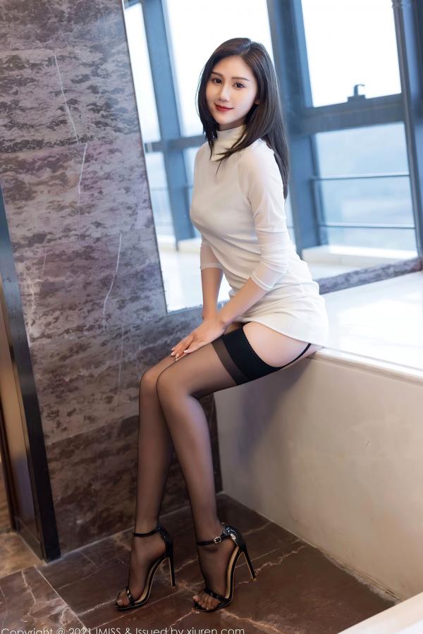 SISY思   IMiss爱蜜社584: Sisy思-白色连衣裙与黑色内衣的极致诱惑，私房摄影展现曼妙身姿，黑丝吊带袜尽显御姐气质-2021.04.27第20张图片