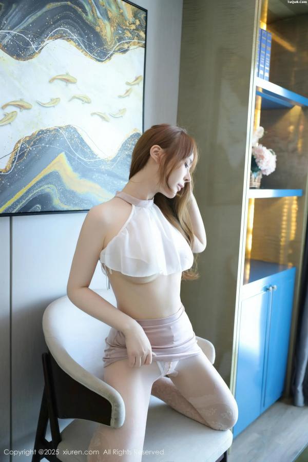 Evelyn艾莉  [XiuRen]高清写真图 2025.12.23 No.11140 Evelyn 白色丝袜第35张图片