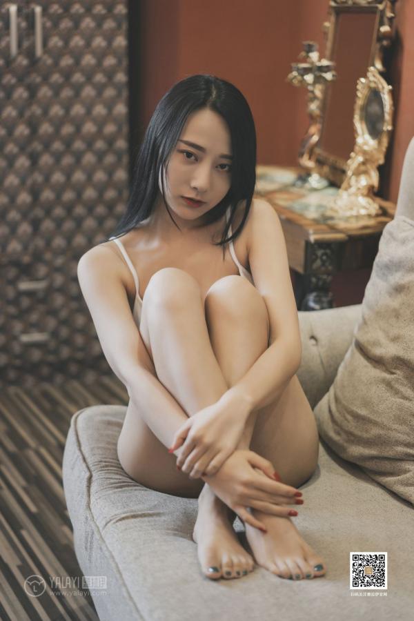 李猩一 猩一 [YALAYI雅拉伊]高清写真图 2019.08.08 Vol.363 女白领的私房照 何嘉颖第4张图片