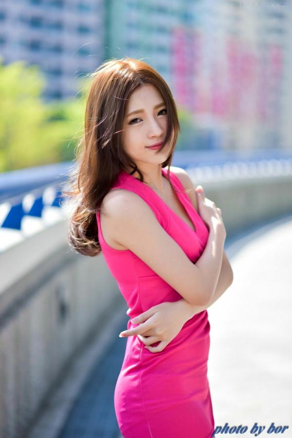 胡安绮 胡绮  台湾正妹胡安绮高雄巨蛋户外写真，知性白衬衫与酷飒道具造型，清新甜美气质美少女街拍第11张图片