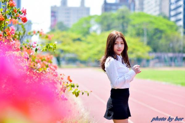 胡安绮 胡绮  台湾正妹胡安绮高雄巨蛋户外写真，知性白衬衫与酷飒道具造型，清新甜美气质美少女街拍第39张图片