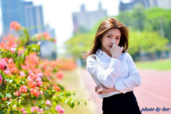胡安绮 胡绮  台湾正妹胡安绮高雄巨蛋户外写真，知性白衬衫与酷飒道具造型，清新甜美气质美少女街拍第46张图片