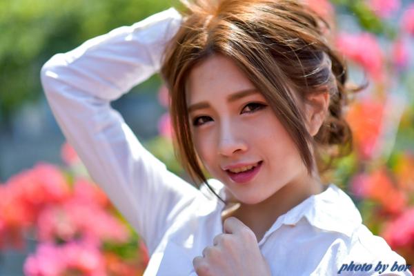 胡安绮 胡绮  台湾正妹胡安绮高雄巨蛋户外写真，知性白衬衫与酷飒道具造型，清新甜美气质美少女街拍第47张图片