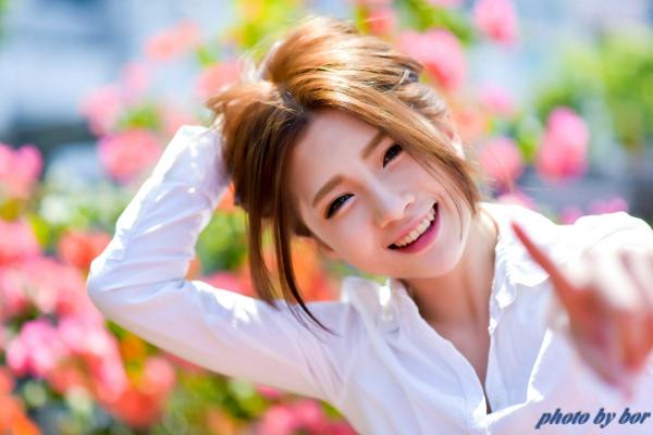 胡安绮 胡绮  台湾正妹胡安绮高雄巨蛋户外写真，知性白衬衫与酷飒道具造型，清新甜美气质美少女街拍第51张图片