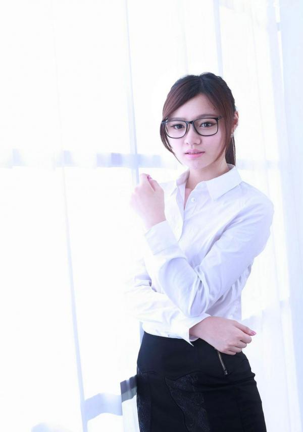 蘇小立 苏小立  台湾正妹_台湾模特苏小立《OL职业装棚拍》写真集_黑框眼镜气质美女职场制服诱惑私房写真第3张图片