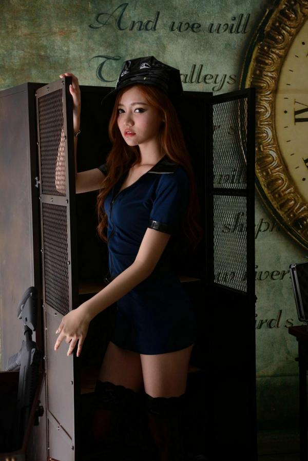 蘇小立 苏小立  台湾正妹_苏小立 - 女警制服诱惑棚拍写真：冷艳女神性感丝袜美腿大尺度私房照第6张图片
