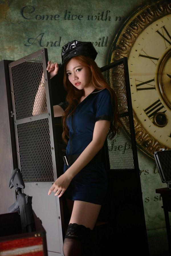 蘇小立 苏小立  台湾正妹_苏小立 - 女警制服诱惑棚拍写真：冷艳女神性感丝袜美腿大尺度私房照第18张图片