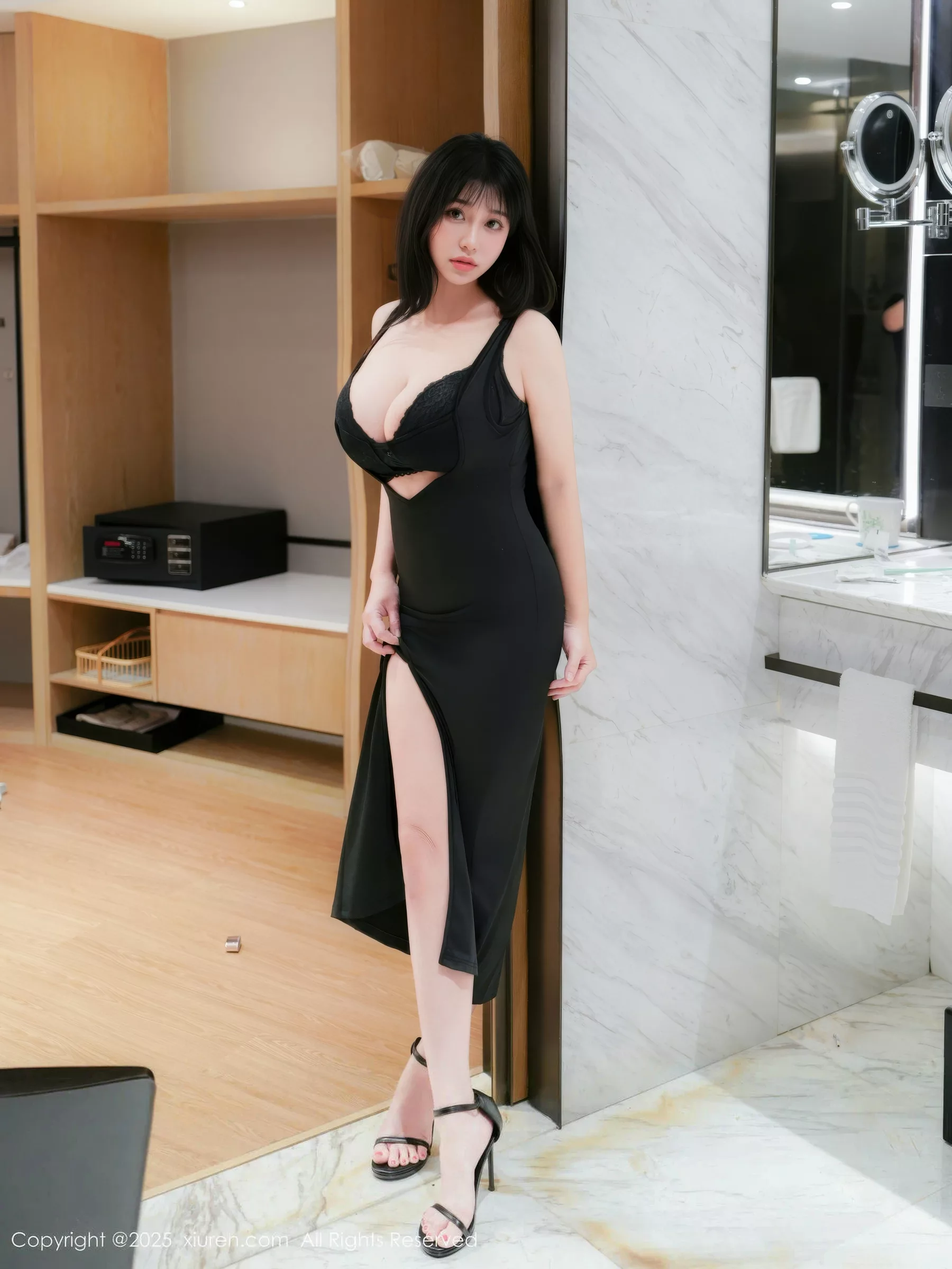 香港小紫藤 Kristalivy [XiuRen]高清写真图 2025.09.18 No.10779 小紫藤 黑色连衣裙第5张图片