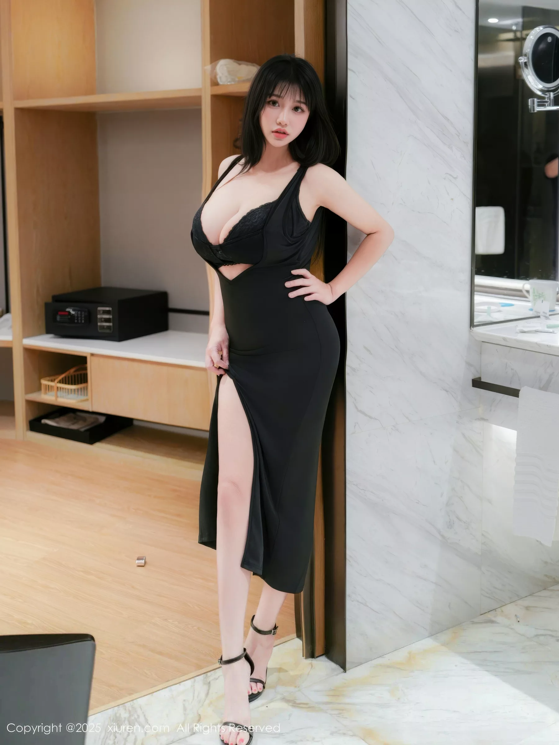 香港小紫藤 Kristalivy [XiuRen]高清写真图 2025.09.18 No.10779 小紫藤 黑色连衣裙第6张图片