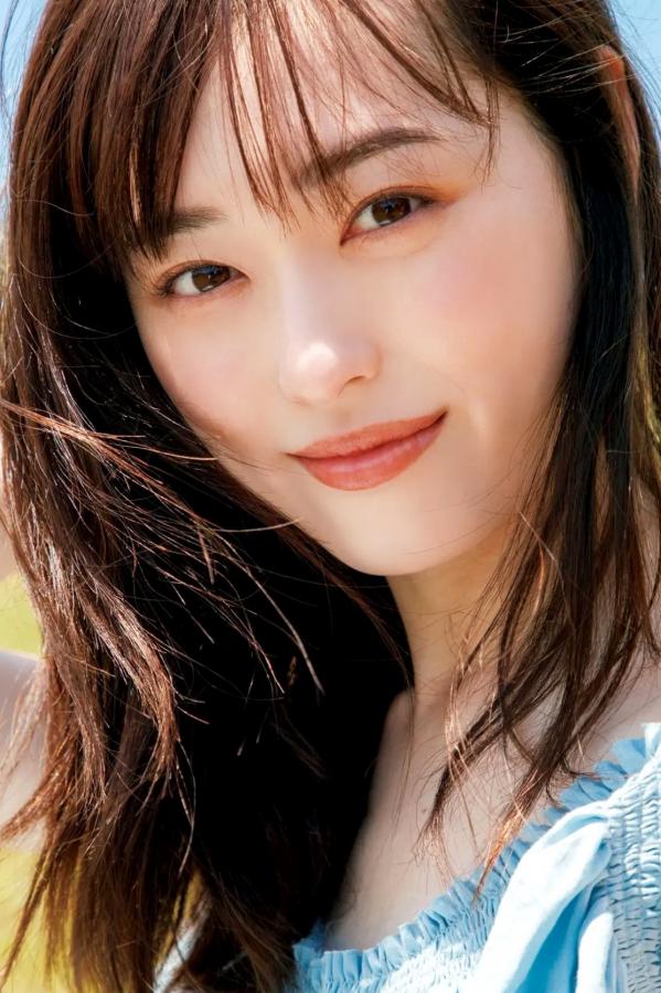 福原遥  福原遥《gift》写真：日系清新治愈系户外草地泳池美照第3张图片