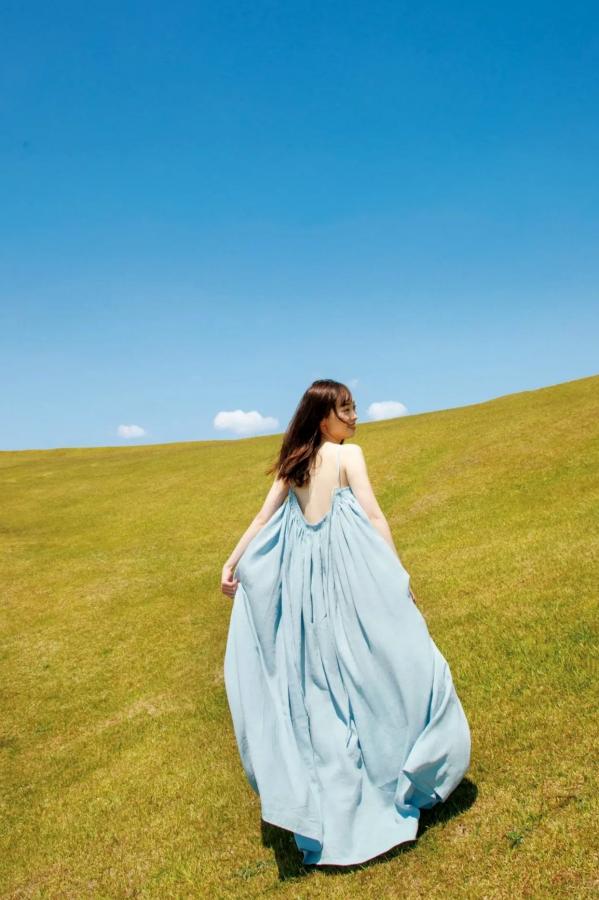 福原遥  福原遥《gift》写真：日系清新治愈系户外草地泳池美照第4张图片
