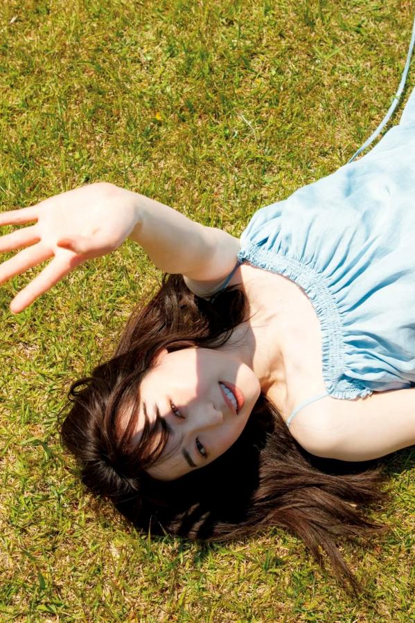 福原遥  福原遥《gift》写真：日系清新治愈系户外草地泳池美照第5张图片
