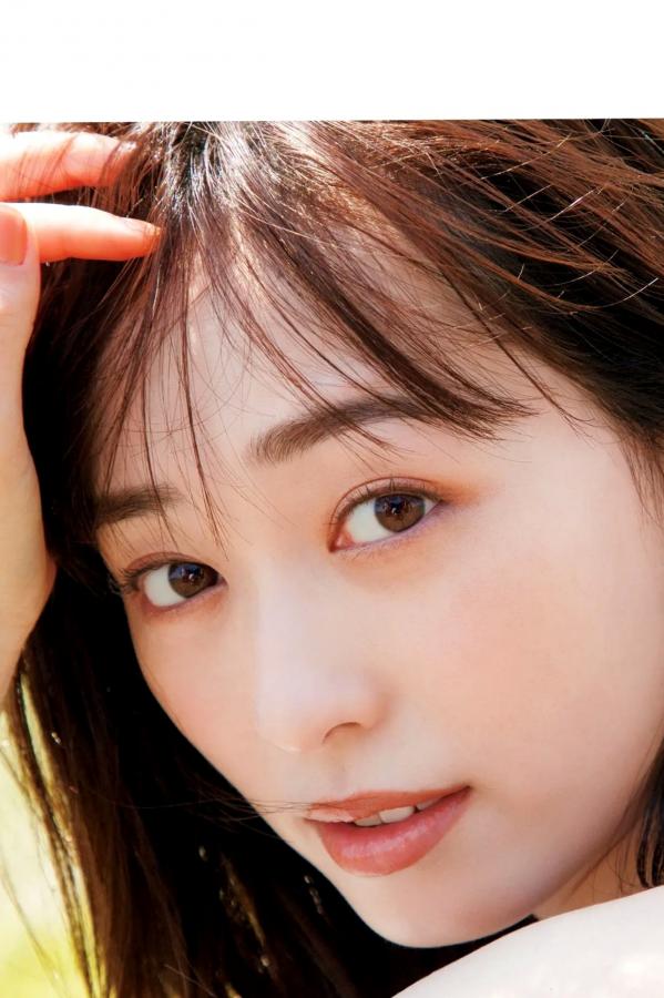 福原遥  福原遥《gift》写真：日系清新治愈系户外草地泳池美照第9张图片