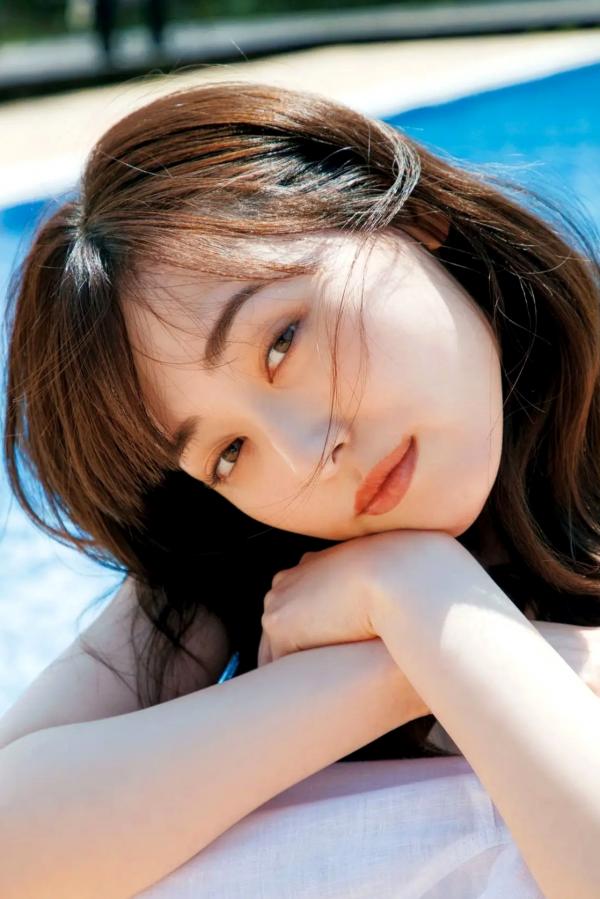 福原遥  福原遥《gift》写真：日系清新治愈系户外草地泳池美照第16张图片