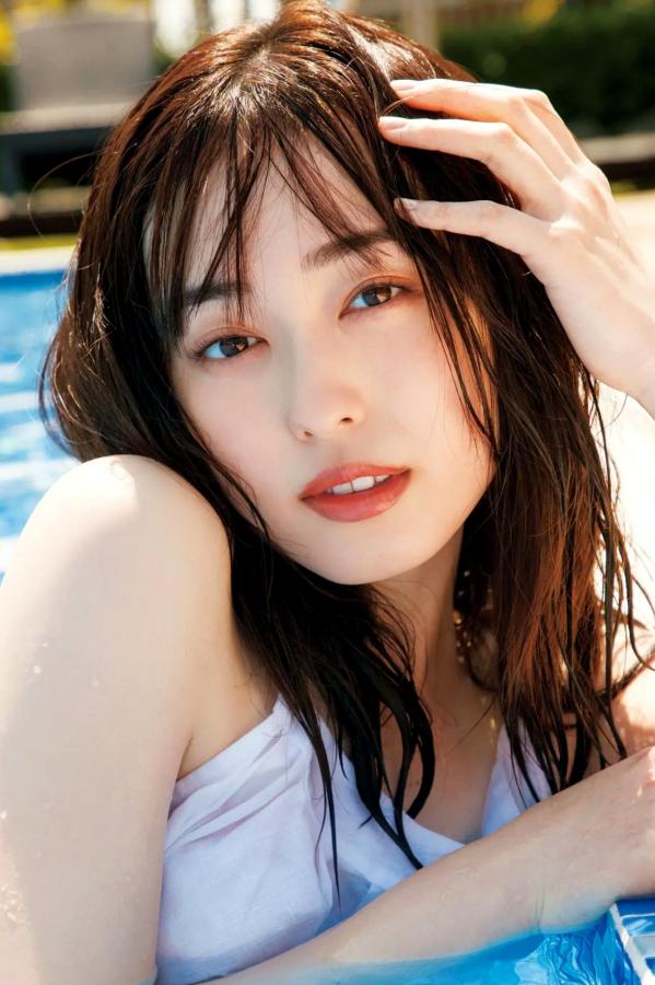 福原遥  福原遥《gift》写真：日系清新治愈系户外草地泳池美照第17张图片