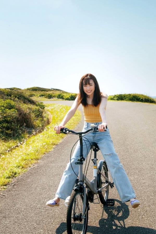 福原遥  福原遥《gift》写真：日系清新治愈系户外草地泳池美照第18张图片
